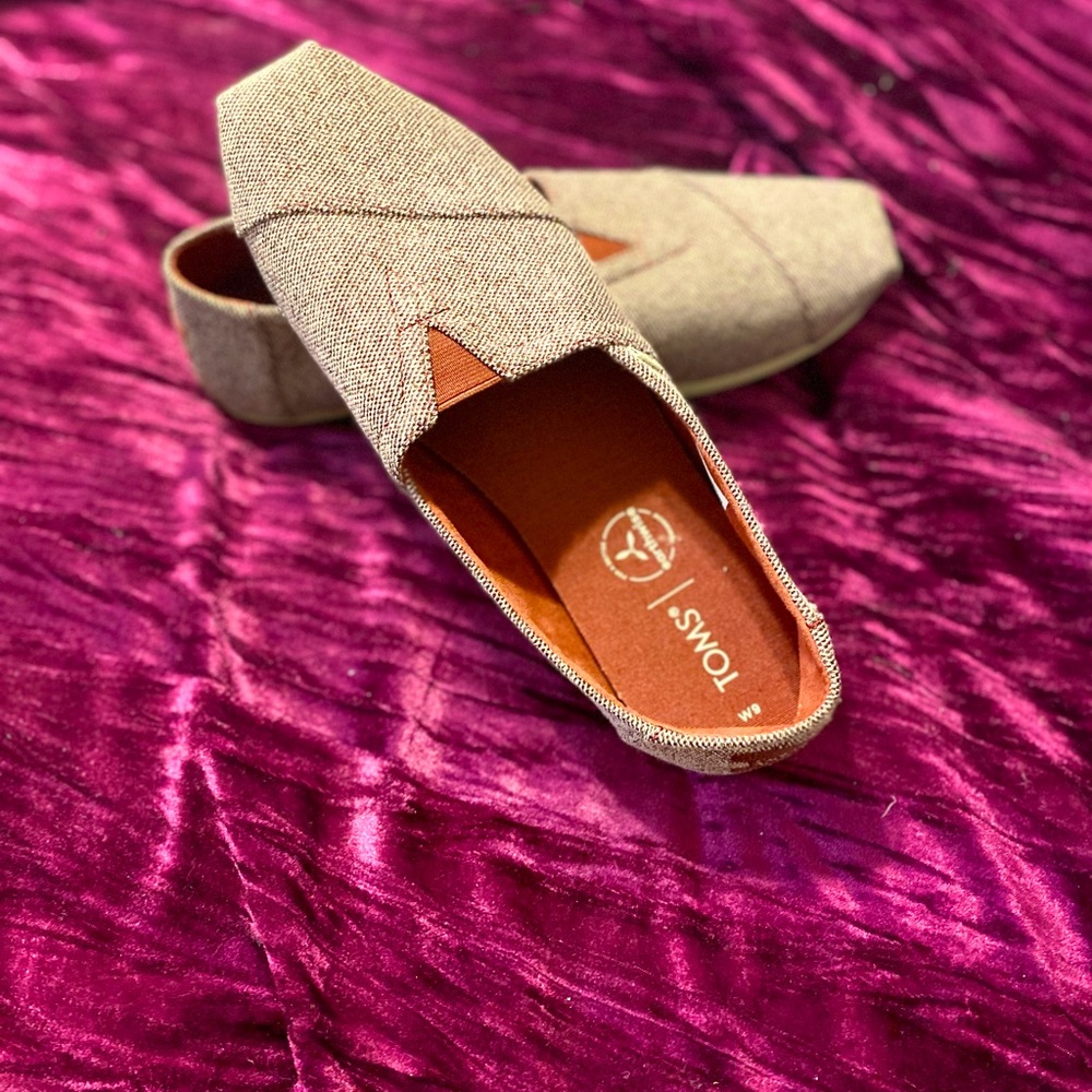 Never worn Toms slides Womens Sz 9, maroon and white woven